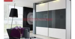 Қонақ бөлмесіндегі сұр гардероб фотосуреті