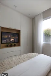 Şkaf fotoşəkili ilə üzbəüz yataq otağı çarpayısı