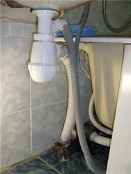 Hammomdagi lavabo drenajining fotosurati