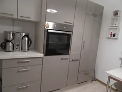 Kiçik soba fotoşəkili olan mətbəx