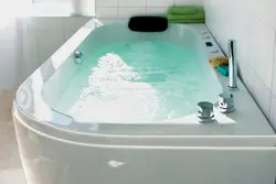 Vanna otağı fotoşəkilində künc kranı