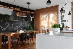 Oshxonaning ichki qismidagi taxta fotosurati