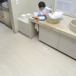 Vanna otağı fotoşəkilində vinil laminat döşəmə