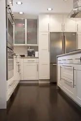 Ду қуттии қалам дар акси ошхона
