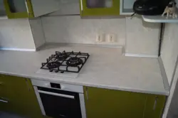 Stol ustidagi oshxona quvurlarining fotosurati