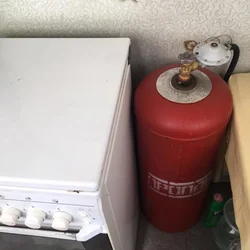 Кухня и газовый баллон фото