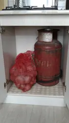 Кухня и газовый баллон фото