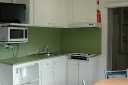 Микротолқынды пеш пен теледидар бар ас үй фотосы