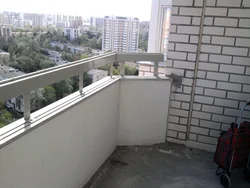 Лоджиялары бар көпқабатты үйдің суреті