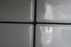 Banyoda qara tikişlərin fotoşəkili