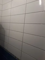 Banyoda qara tikişlərin fotoşəkili