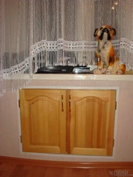 Терезе астындағы ас үй тауашасы фотосуреті