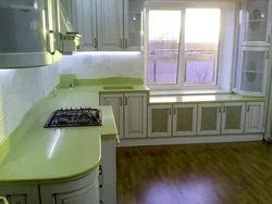 Бір үстелдің фотосуреті бар ас үй