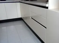Белая кухня з профілем фота