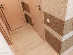 Koridordagi notekis devorlar fotosurati