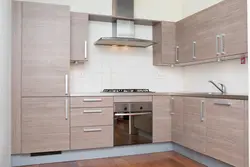 Фото кухни с вертикальными ручками