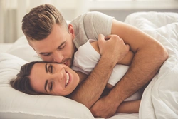 Yataq otağında evli cütlərin fotoşəkili