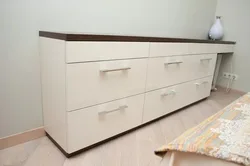 Yataq otağı fotoşəkilində aşağı çekmeceli sandıq