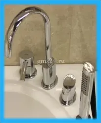 Змяшальнік ўсталяваць на ванну фота