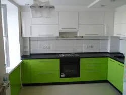 Ağ mətbəx yaşıl tezgah şəkli