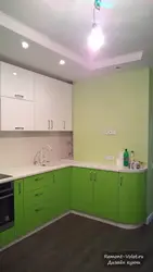 Белая кухня зеленая столешница фото
