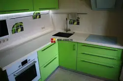 Белая кухня зеленая столешница фото