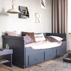 Жасөспірімнің жатын бөлмесіндегі төсек суреті