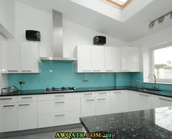 Кухня белая с цветным фото