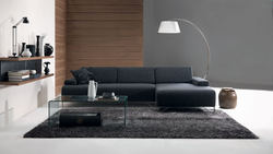 Диван дар ҳуҷраи зиндагӣ акс minimalism