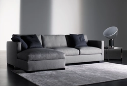 Диван дар ҳуҷраи зиндагӣ акс minimalism