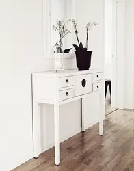 Koridordakı ağ konsol fotoşəkili