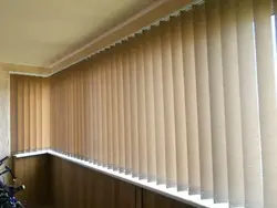 Lojiqada şaquli pərdələrin fotoşəkili