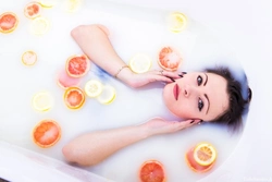 Photo in a bath with lemons