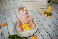 Photo in a bath with lemons