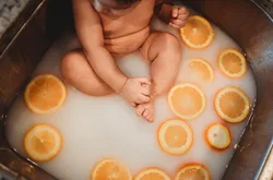 Photo in a bath with lemons