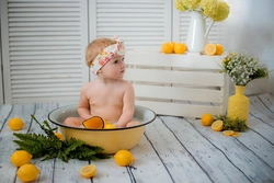 Photo in a bath with lemons