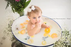 Photo in a bath with lemons