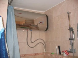 Su qızdırıcısının necə yerləşdirildiyi vanna otağının fotoşəkili