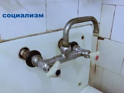 Старый смеситель для ванной фото