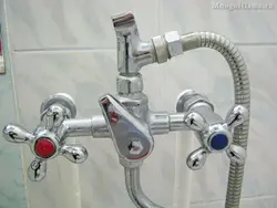 Köhnə vanna otağı kranı fotoşəkili