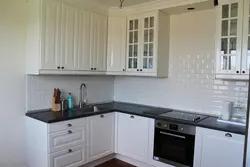 Белая кухня з карнізам фота