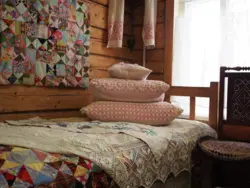 Ескі үйдегі жатын бөлменің фотосы
