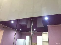 Ас үйдегі екі түсті төбелердің фотосы