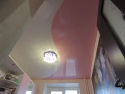Photo of two-color ceilings in the kitchen