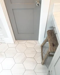 Koridordakı pətək plitələr fotoşəkili