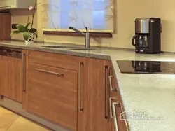 Асүй фотосуретінде көлденең ұстайды