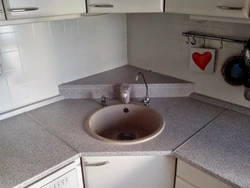 Trapezoidal lavabo fotoşəkili olan mətbəxlər