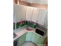 Трапеция тәрізді раковинасы бар ас үй фотосуреті