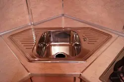 Trapezoidal lavabo fotoşəkili olan mətbəxlər