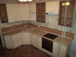 Трапеция тәрізді раковинасы бар ас үй фотосуреті